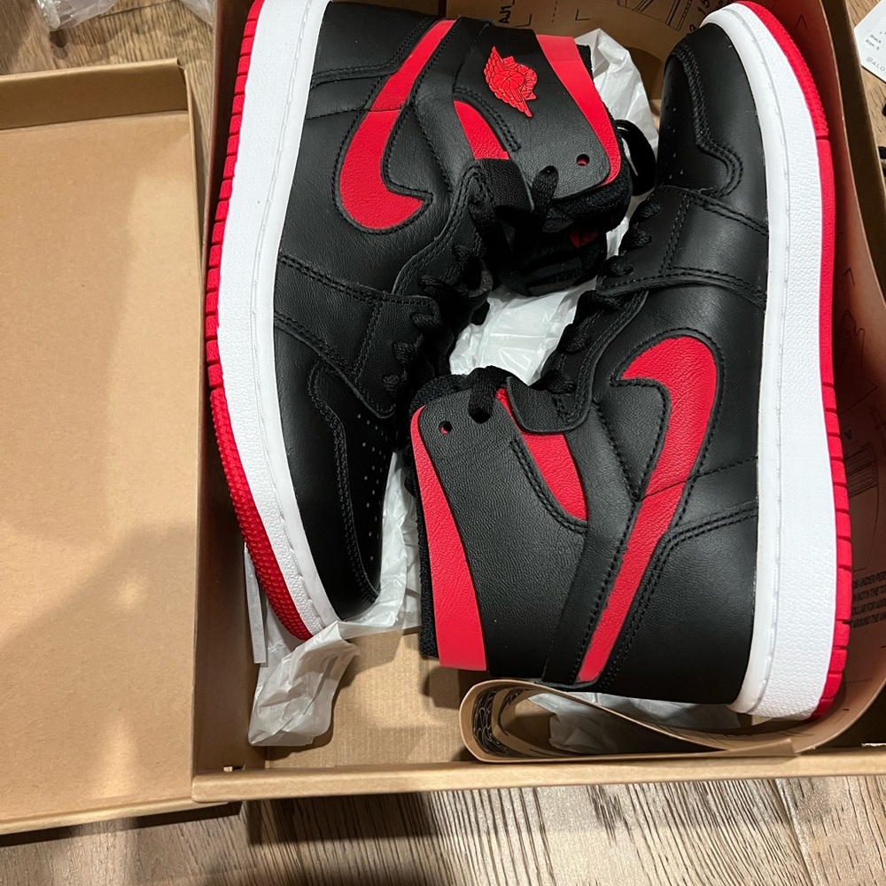 NWT NIKE JORDAN WOMENS AJ MID 1s